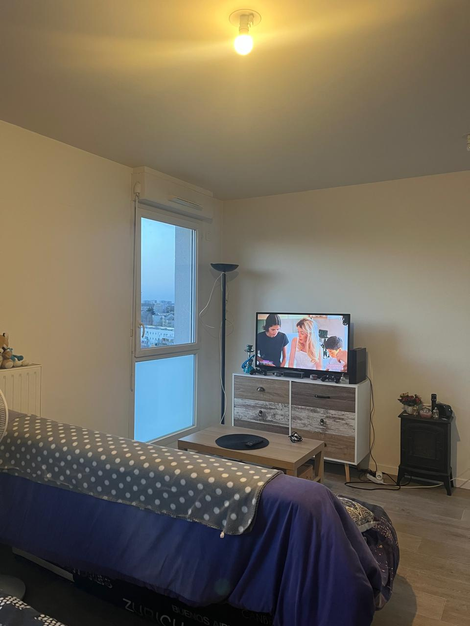 À VENDRE   Charmant studio avec superbe vue - 91000 ÉVRY